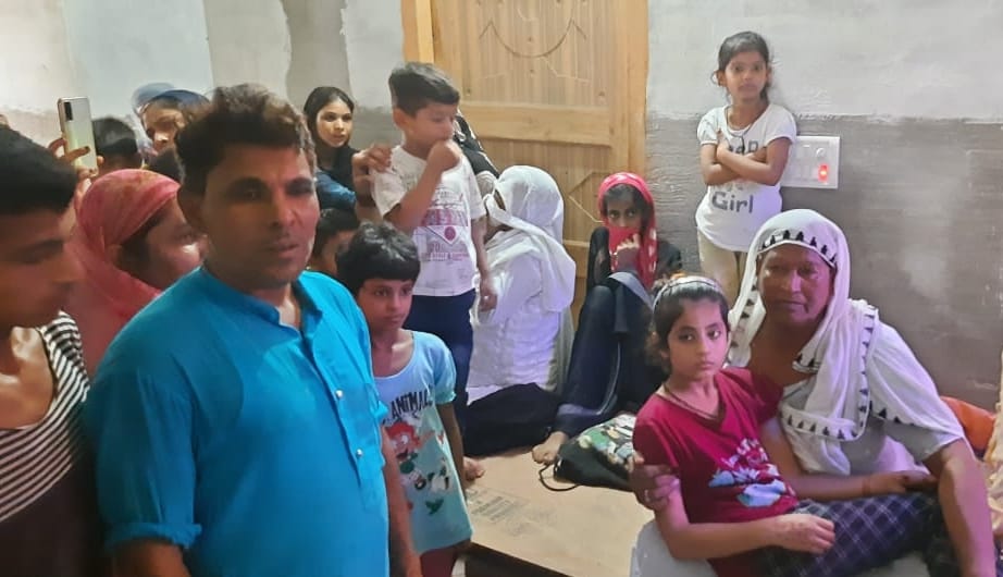अफजलगढ़ के मोहल्ला गौहरअली खां में मंगलामुखी की हत्या के बाद गमजदा परिजन। अफजलगढ़ के मोहल्ला गौहरअली खां में मंगलामुखी की हत्या के बाद गमजदा परिजन।