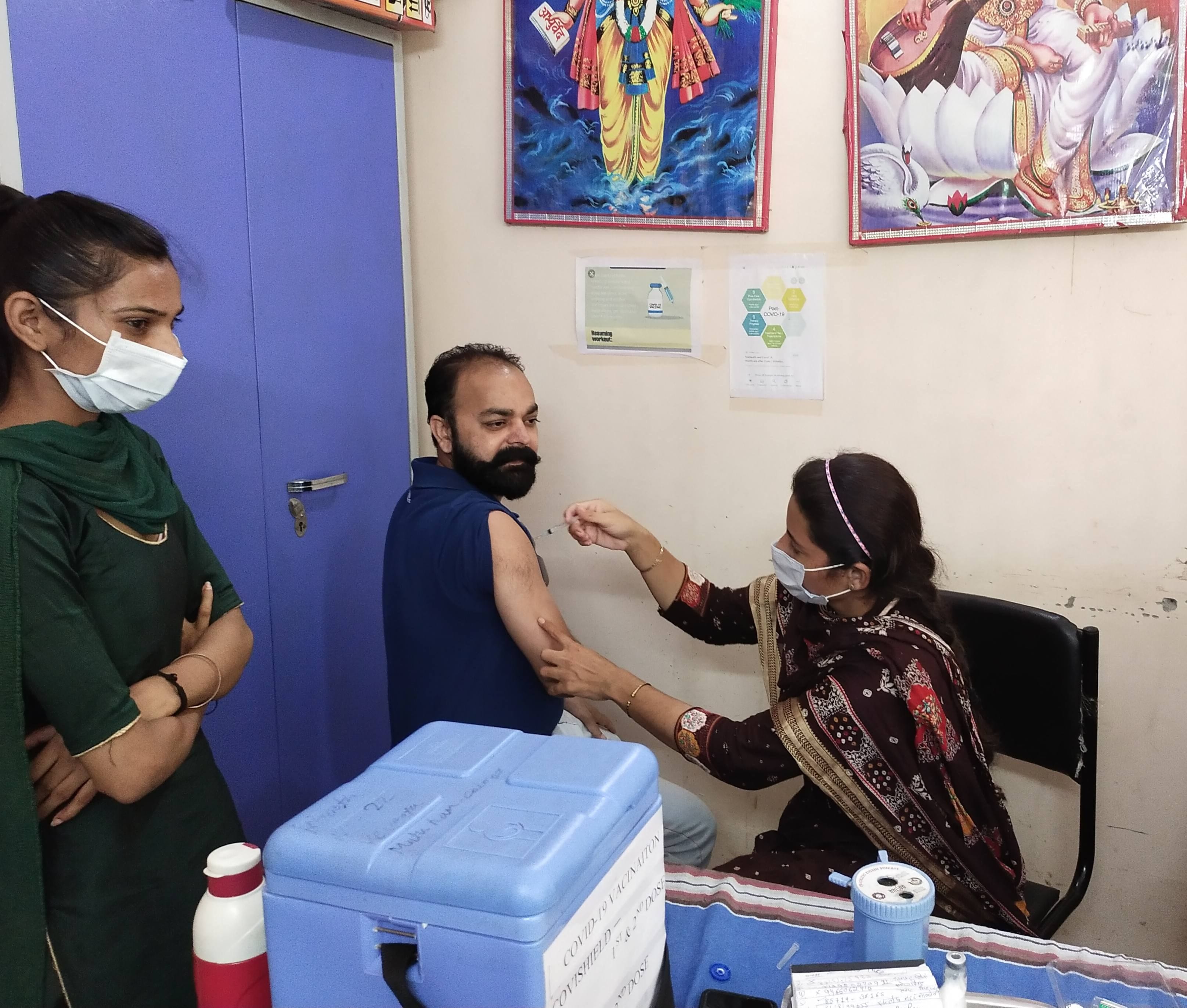 फतेहाबाद में कोरोना से बचाव का टीका लगवाते पात्र। फतेहाबाद में कोरोना से बचाव का टीका लगवाते पात्र।
