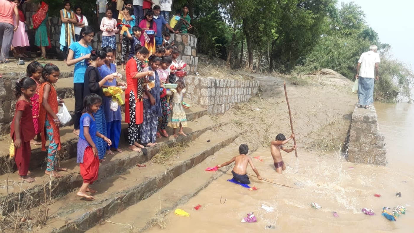संगमहेश्वर मंदिर के पास यमुना नदी में गुड़िया कूटते बच्चें। संगमहेश्वर मंदिर के पास यमुना नदी में गुड़िया कूटते बच्चें।