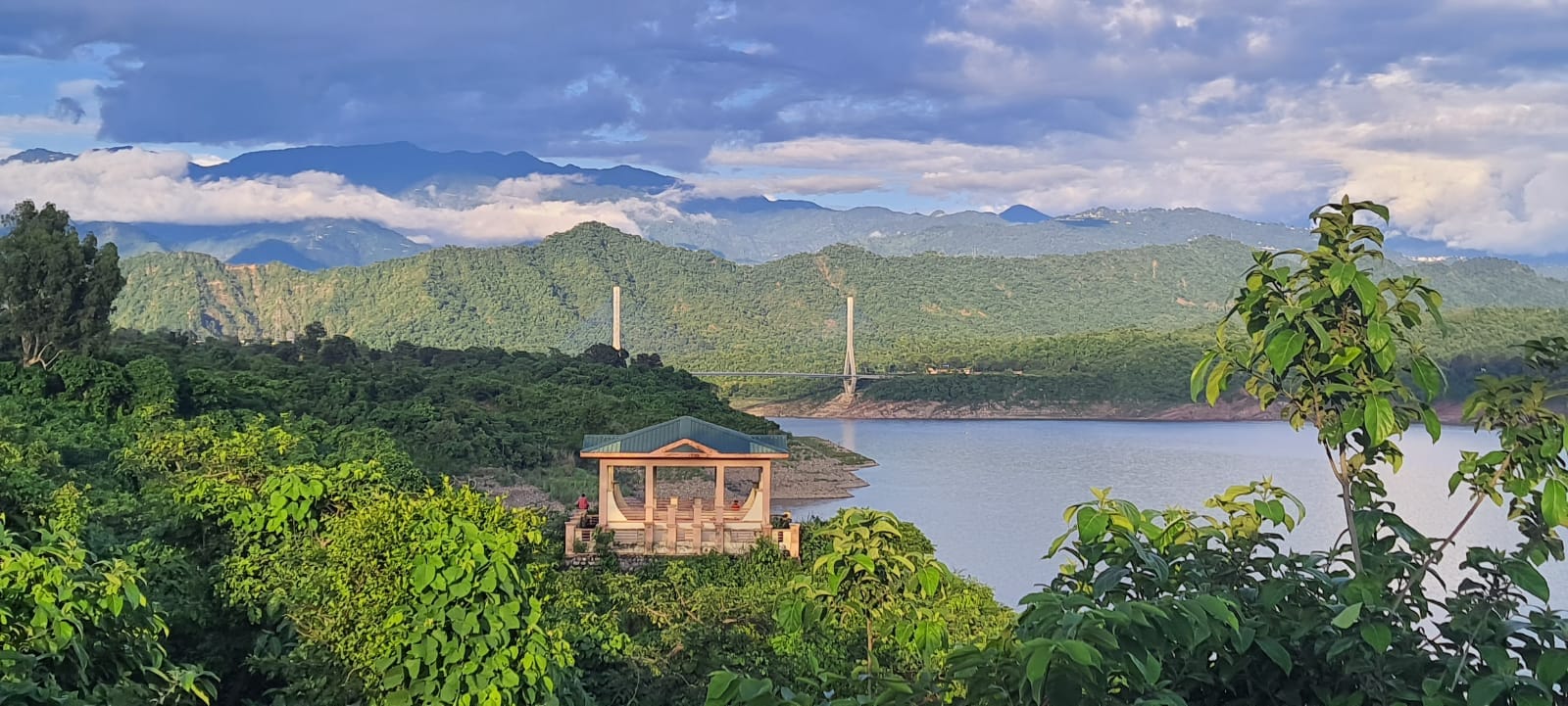 बसोहली स्थित रंजीत सागर झील का व्यू प्वाइंट, संवाद। बसोहली स्थित रंजीत सागर झील का व्यू प्वाइंट, संवाद।