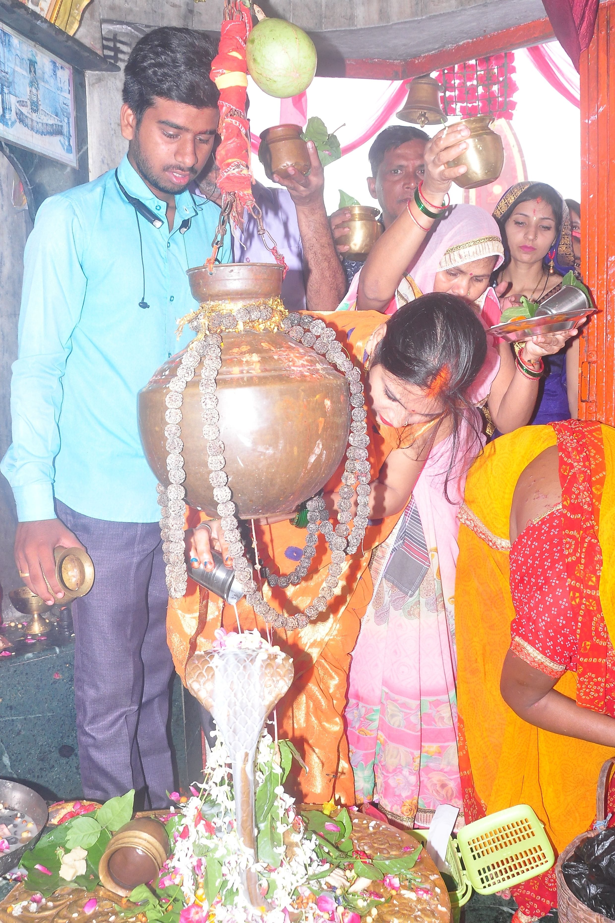 नाग पंचमी पर बेल्हा देवी धाम शिव मंदिर में जलाभिषेक करते श्रद्धालु। संवाद