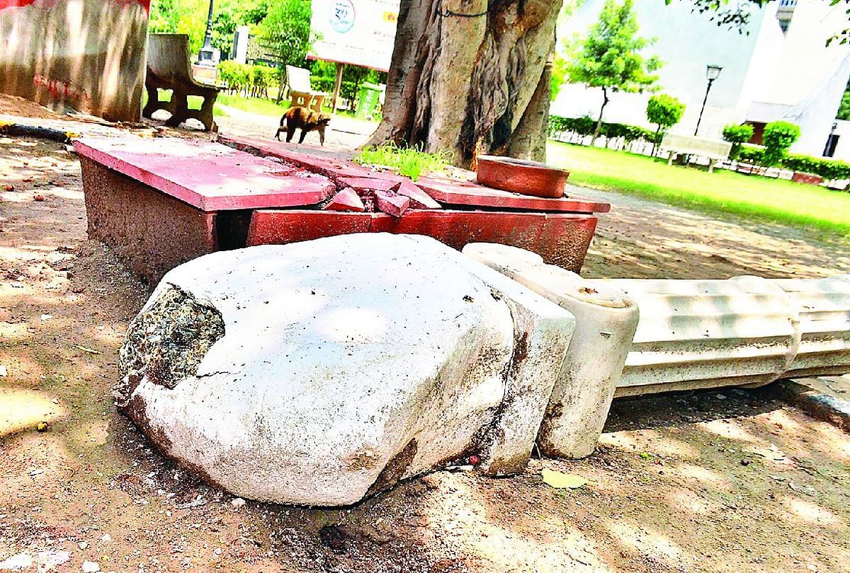 शहीद स्मारक में टूटी पड़ी मूर्ति