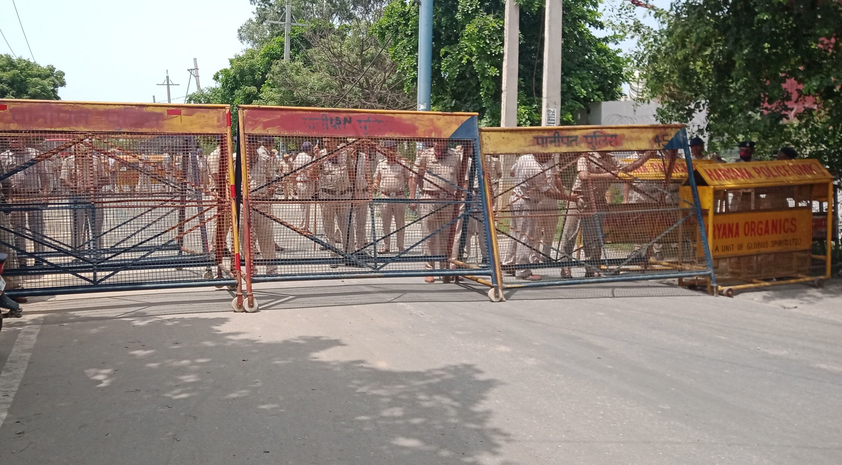 इसराना। किसानों के आने से पहले थाना के बाहर पुलिस द्वारा लगाए गए डब्ल बैरीकेट।