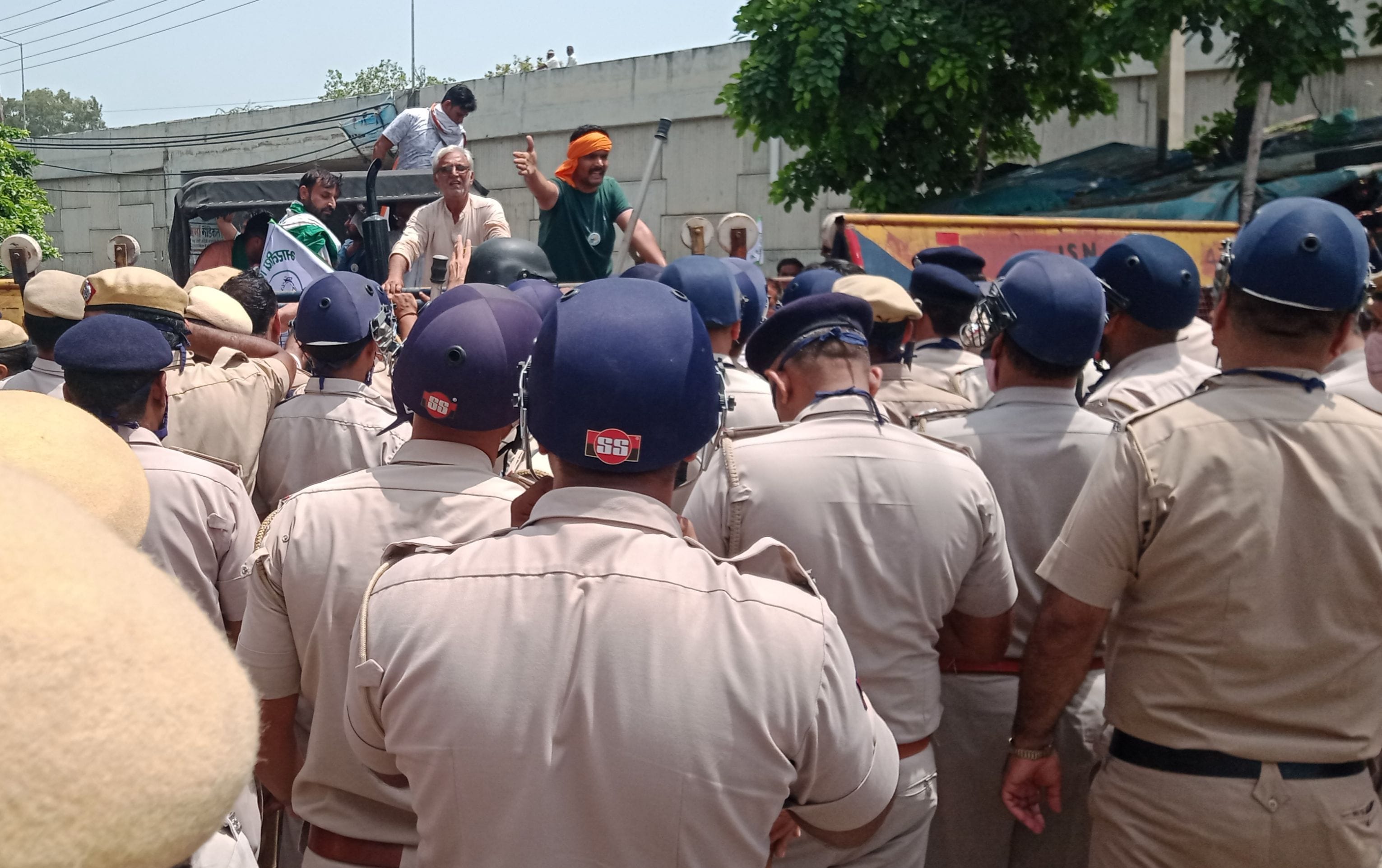 इसराना। पुलिसकर्मी व किसान एक-दुसरे के आमने-सामने।
