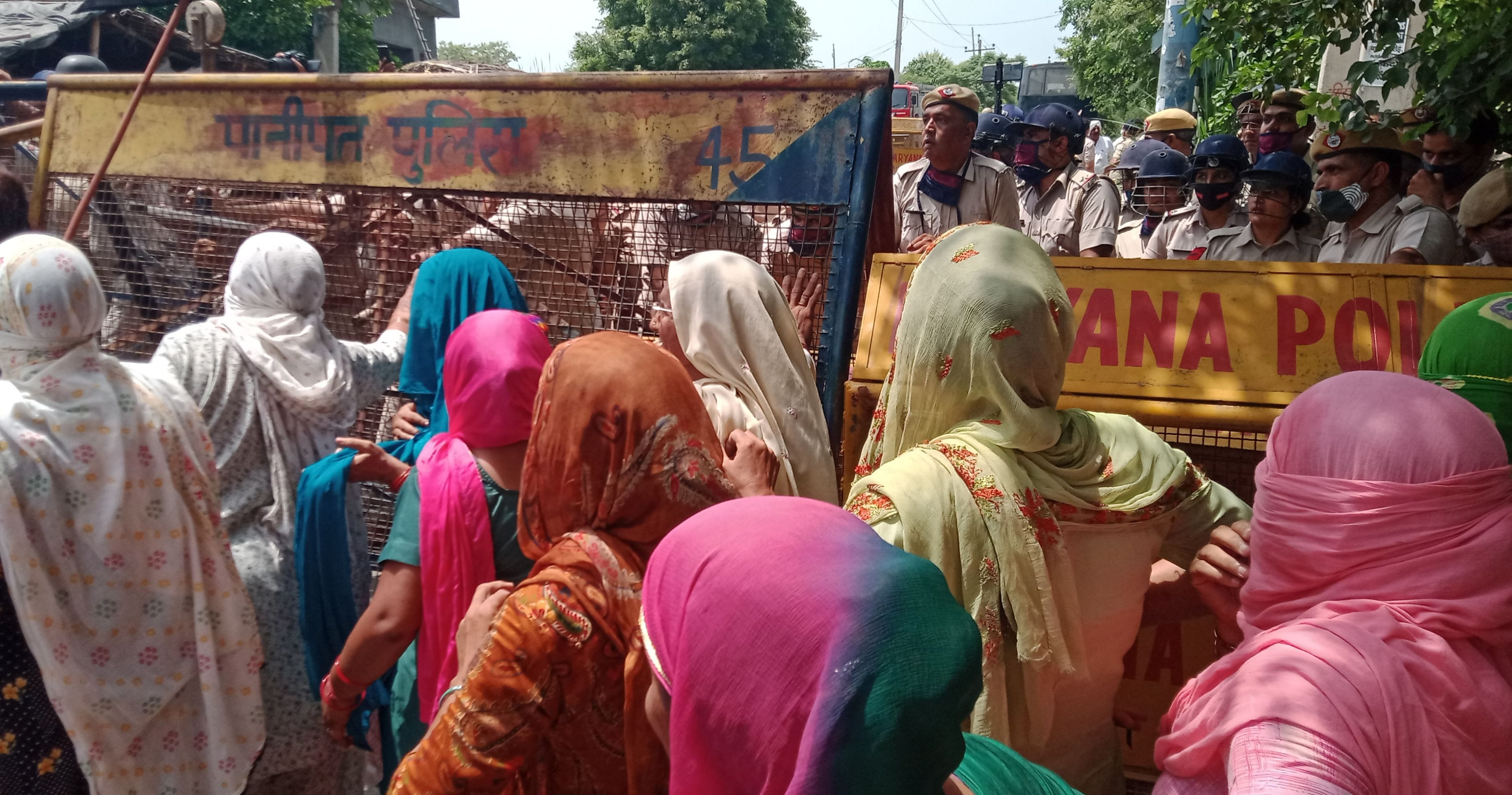 इसराना। महिला किसान विरोध जताती हुई।