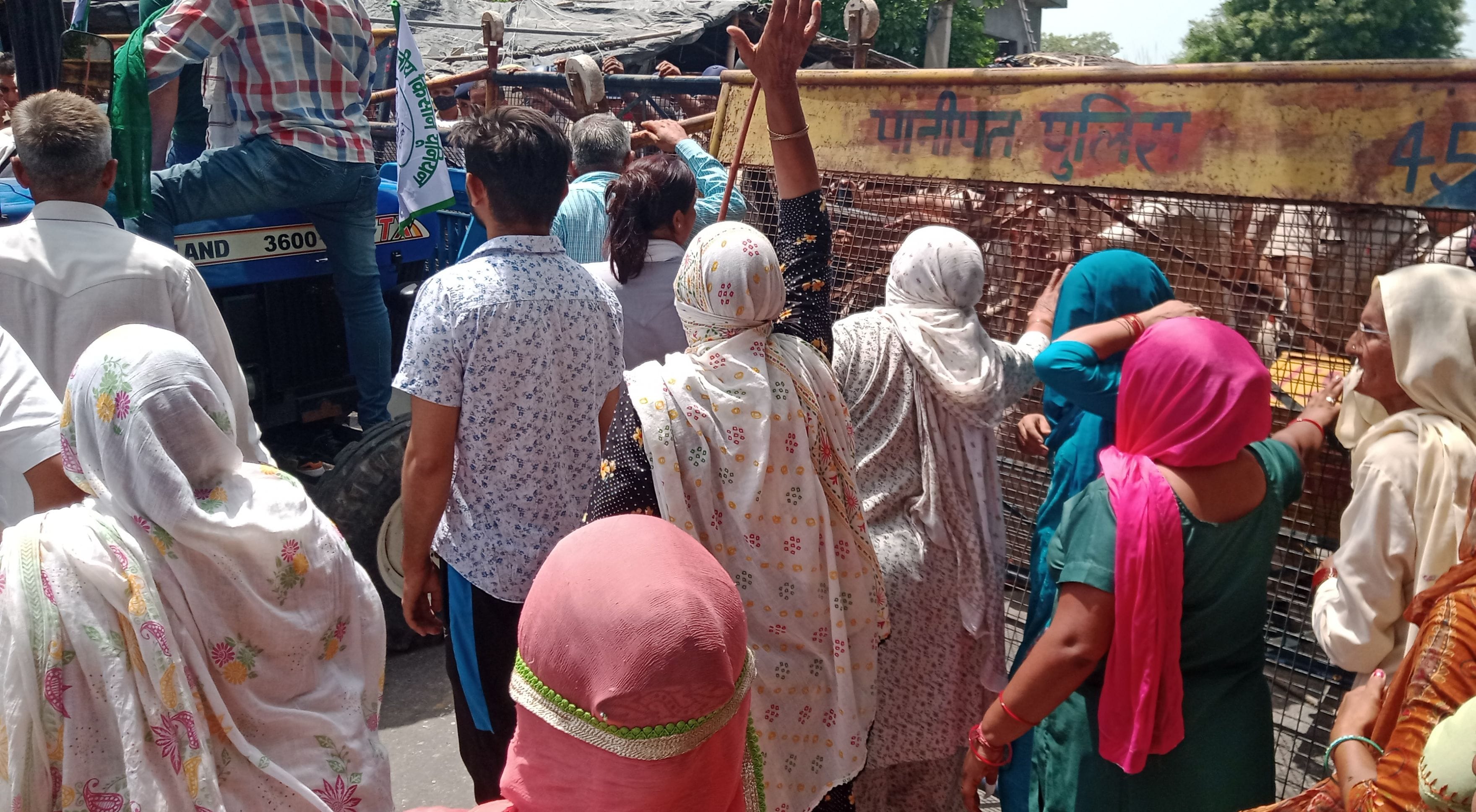 इसराना। थाने के पास ट्रेक्टर पर सवार होकर किसान व महिलाएं विरोध जताती हुई।