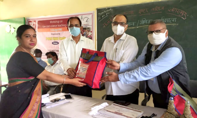 कार्यशाला में प्रथम आई शिक्षिका को पुरस्कृत करते अतिथि। कार्यशाला में प्रथम आई शिक्षिका को पुरस्कृत करते अतिथि।