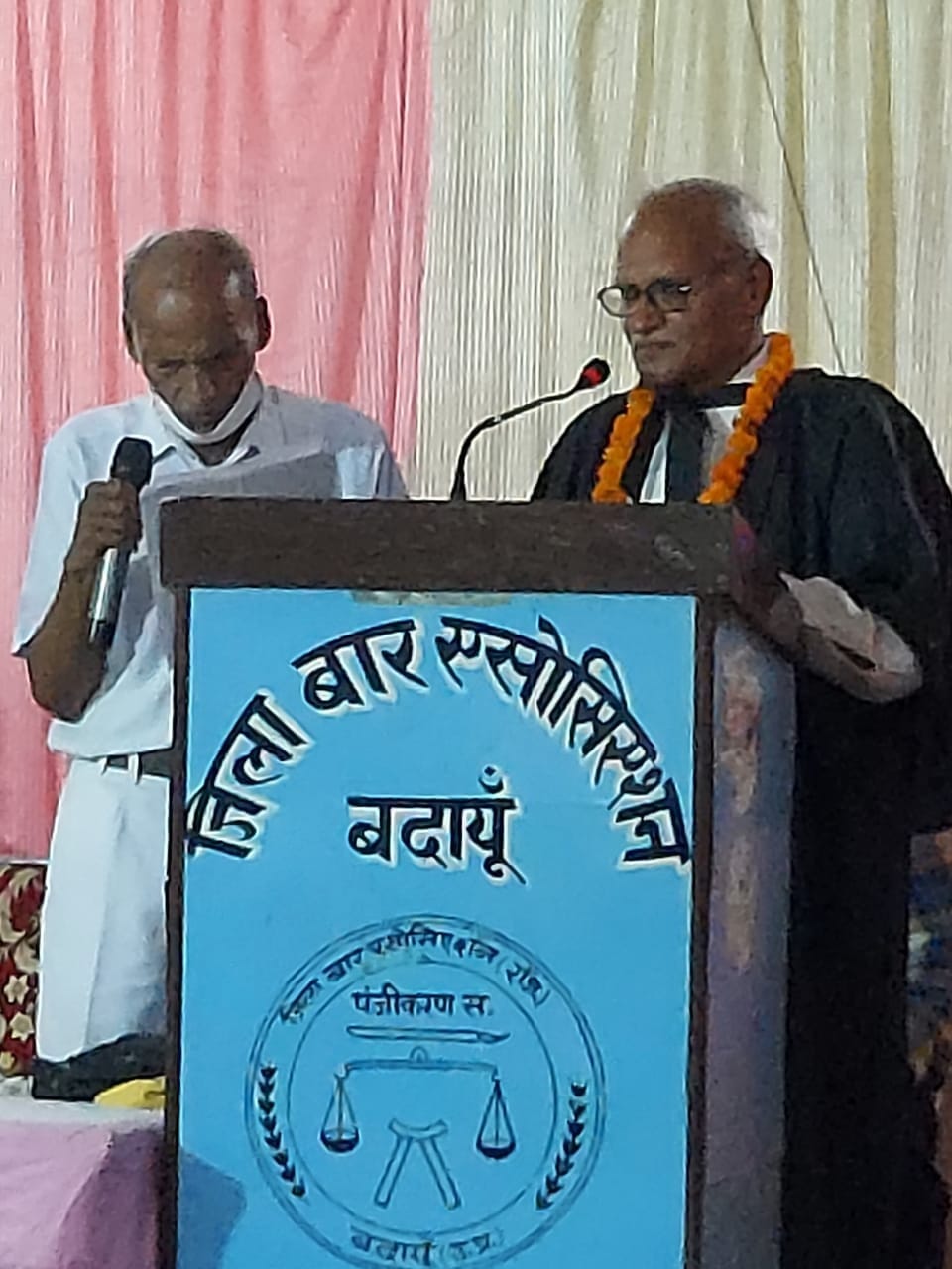 जिला बार के नवनिर्वाचित अध्यक्ष योगेश्वर प्रताप सिंह तोमर शपथ लेते हुए।संवाद जिला बार के नवनिर्वाचित अध्यक्ष योगेश्वर प्रताप सिंह तोमर शपथ लेते हुए।संवाद