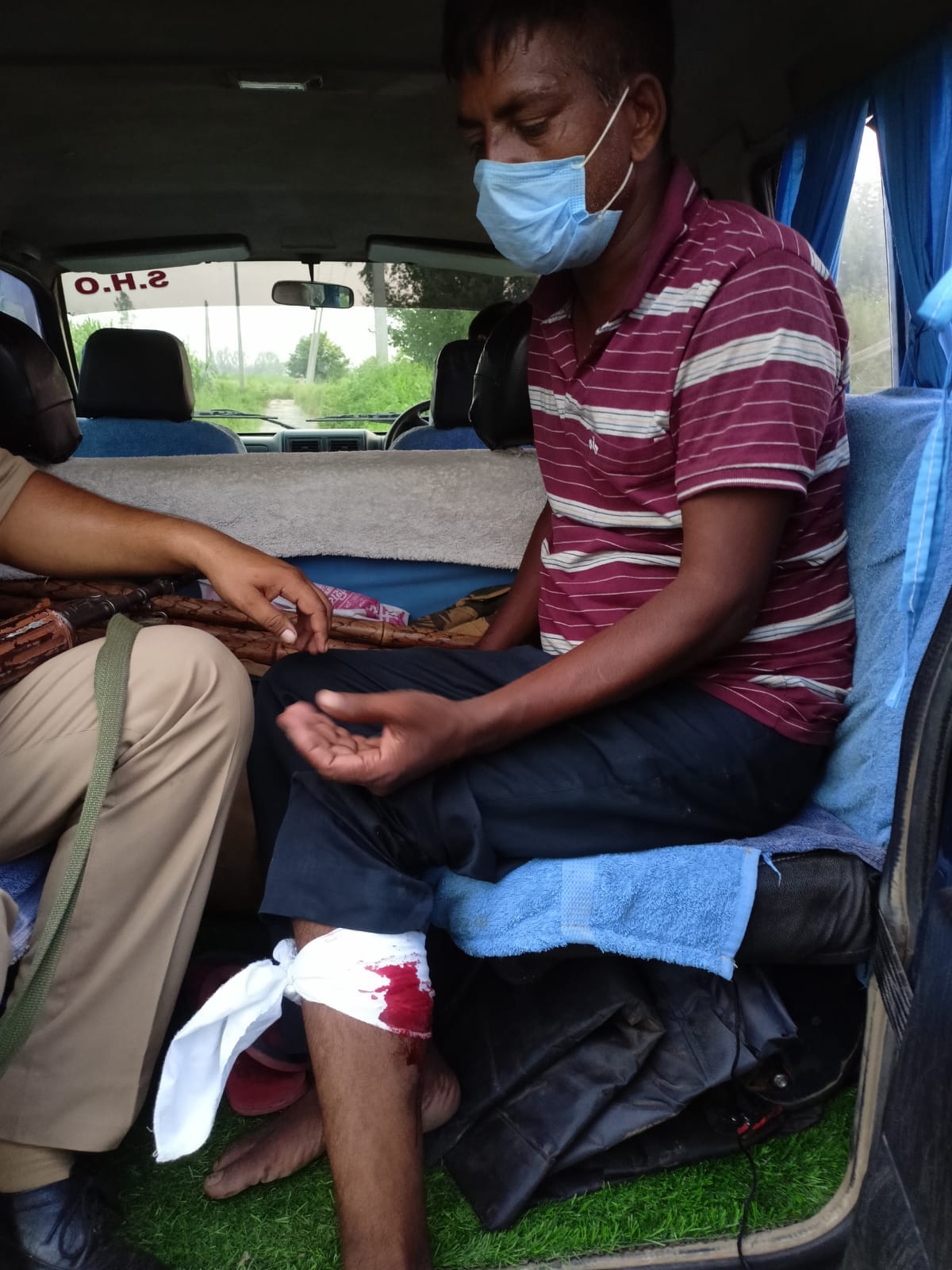 पुलिस मुठभेड़ में घायल बदमाश को जीप में बैठा कर ले जाती मंसूरपुर पुलिस।