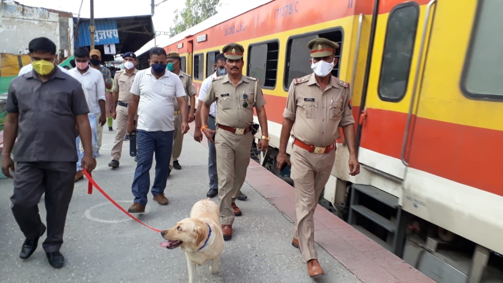 नगर के रेलवे स्टेशन पर स्वतंत्र दिवस पर सुरक्षा के मददेनजर चैकिगं करती पुलिस व डॉग स्कावयड। नगर के रेलवे स्टेशन पर स्वतंत्र दिवस पर सुरक्षा के मददेनजर चैकिगं करती पुलिस व डॉग स्कावयड।