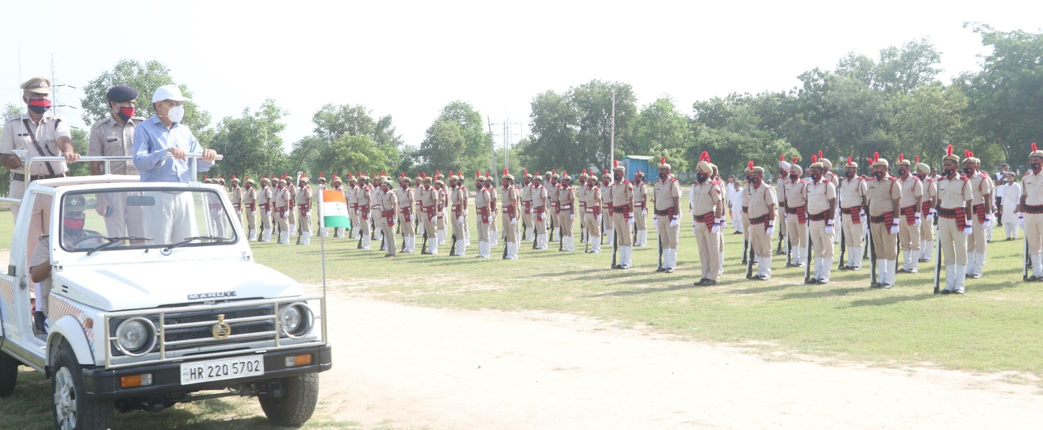 पुलिस लाइन में परेड का निरीक्षण करते डीसी महावीर कौशिक व एसपी राजेश कुमार।
