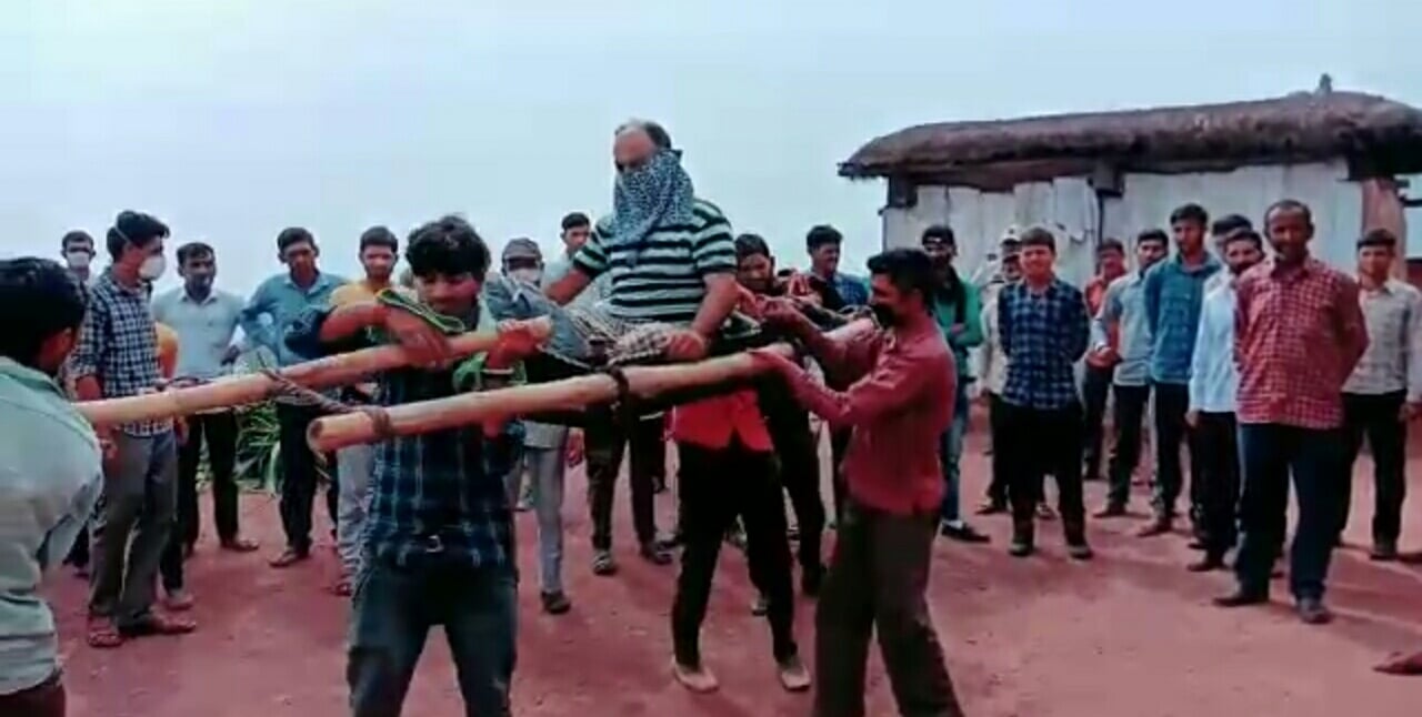 स्वास्थ्य सुविधाओं के अभाव में हेड मास्टर की बिगड़ी तबीयत लोगों ने पालकी में बिठाकर पहुंचाया बि? स्वास्थ्य सुविधाओं के अभाव में हेड मास्टर की बिगड़ी तबीयत लोगों ने पालकी में बिठाकर पहुंचाया बि?