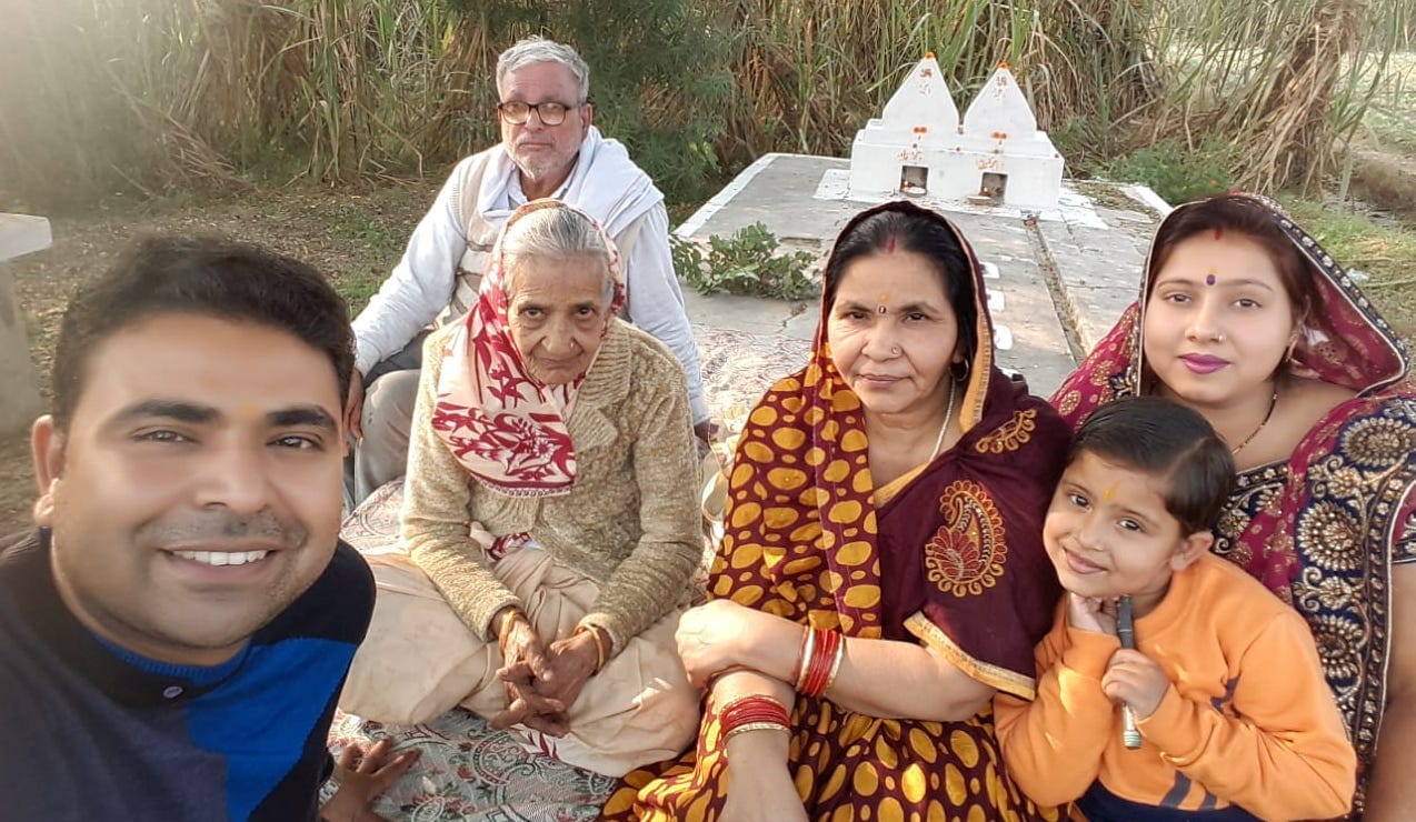 थानाभवन में ओमप्रकाश वर्मा का परिवार साथ में उनकी धर्मपत्नी श्यामा देवी