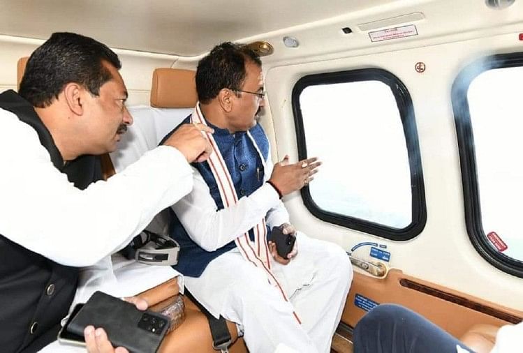 डिप्टी सीएम केशव ने बाढ़ग्रस्त इलाकों का हवाई सर्वेक्षण किया kaushambi news : कौशाम्बी में बाढ़ प्रभावित इलाकों का दौरा करते डिप्टी सीएम केशव प्रसाद मौर्य।