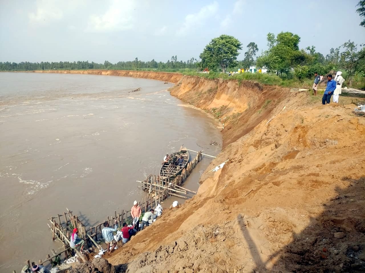 मंडावर के गांव फतेहपुर सभा चंद के सामने कटान करती गंगा।