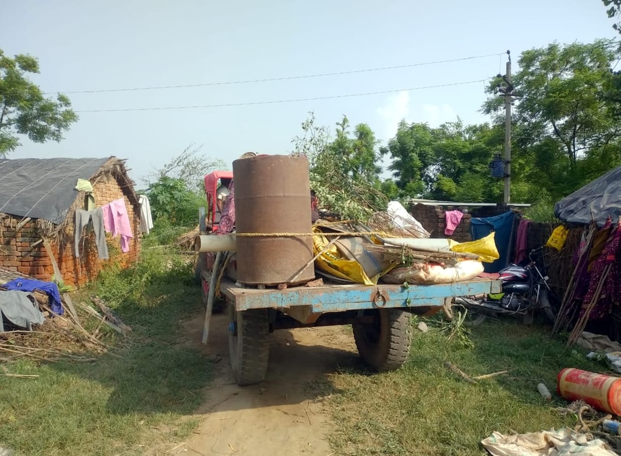 मंडावर के गांव फतेहपुर सभा चंद के सामने गंगा से हो रहे कटान के डर से सामान भरकर सुरक्षित स्थानों प?