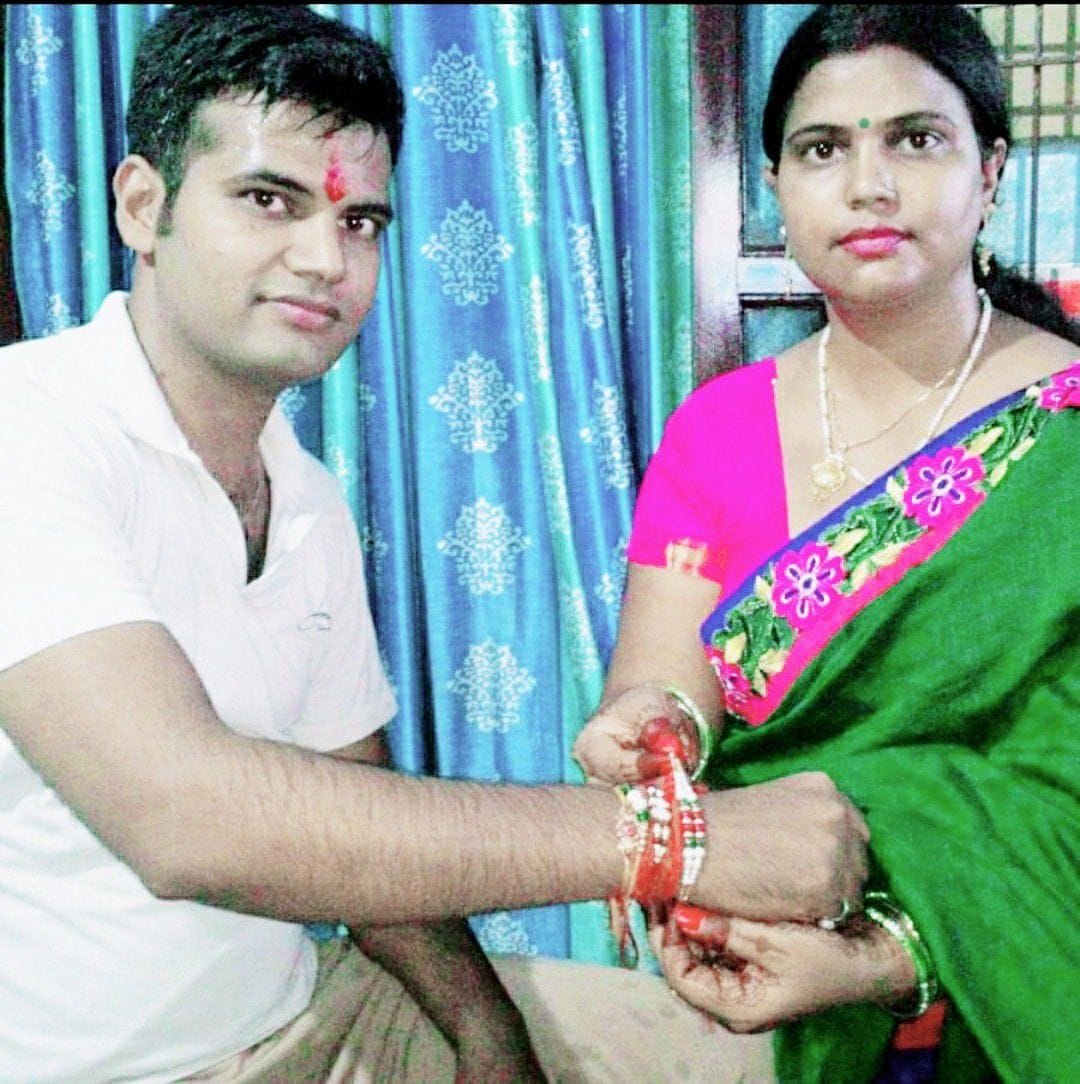 अमित कुमार को राखी बांधती बहन मंजू ।