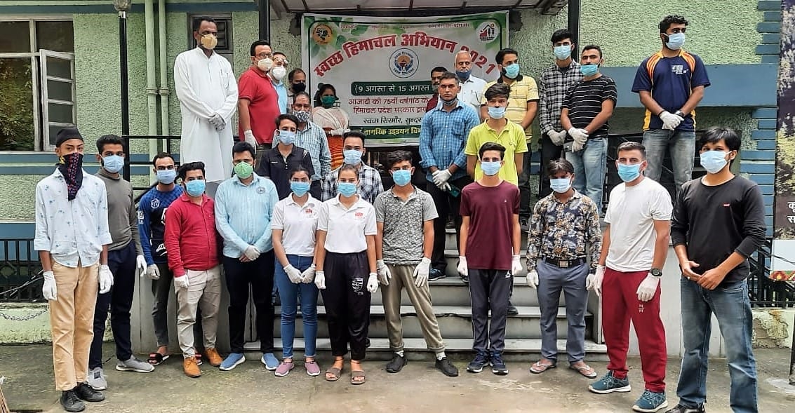 नाहन के दोसड़का में स्वच्छता अभियान के दौरान विभिन्न विभागों के कर्मचारी व स्वयंसेवी। नाहन के दोसड़का में स्वच्छता अभियान के दौरान विभिन्न विभागों के कर्मचारी व स्वयंसेवी।