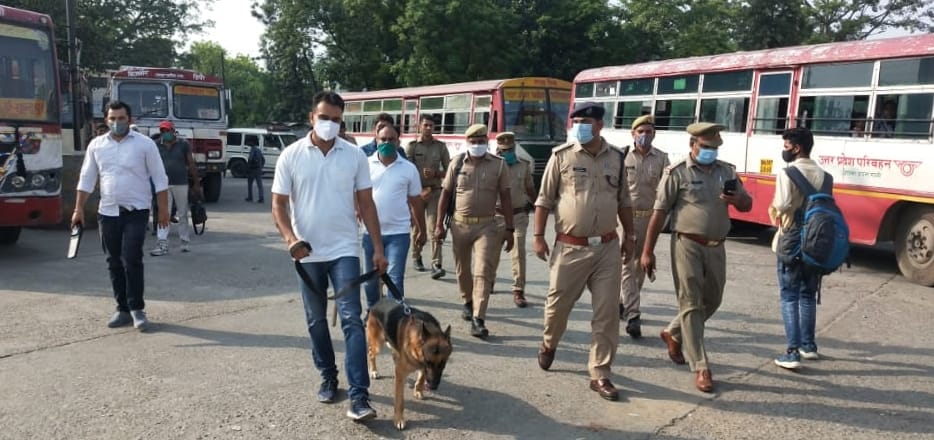बिजनौर में स्वतंत्रता दिवस के अवसर पर डॉग स्कवायड के साथ रोडवेज परिसर में निरीक्षण करते सीओ कुलद? बिजनौर में स्वतंत्रता दिवस के अवसर पर डॉग स्कवायड के साथ रोडवेज परिसर में निरीक्षण करते सीओ कुलद?