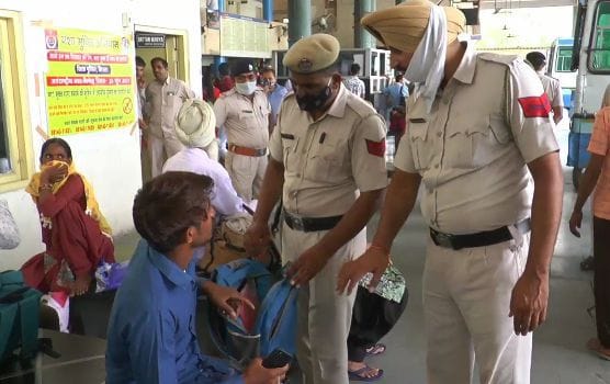 बस स्टैंड पर यात्री के सामान की चैकिंग करते पुलिस कर्मचारी। बस स्टैंड पर यात्री के सामान की चैकिंग करते पुलिस कर्मचारी।