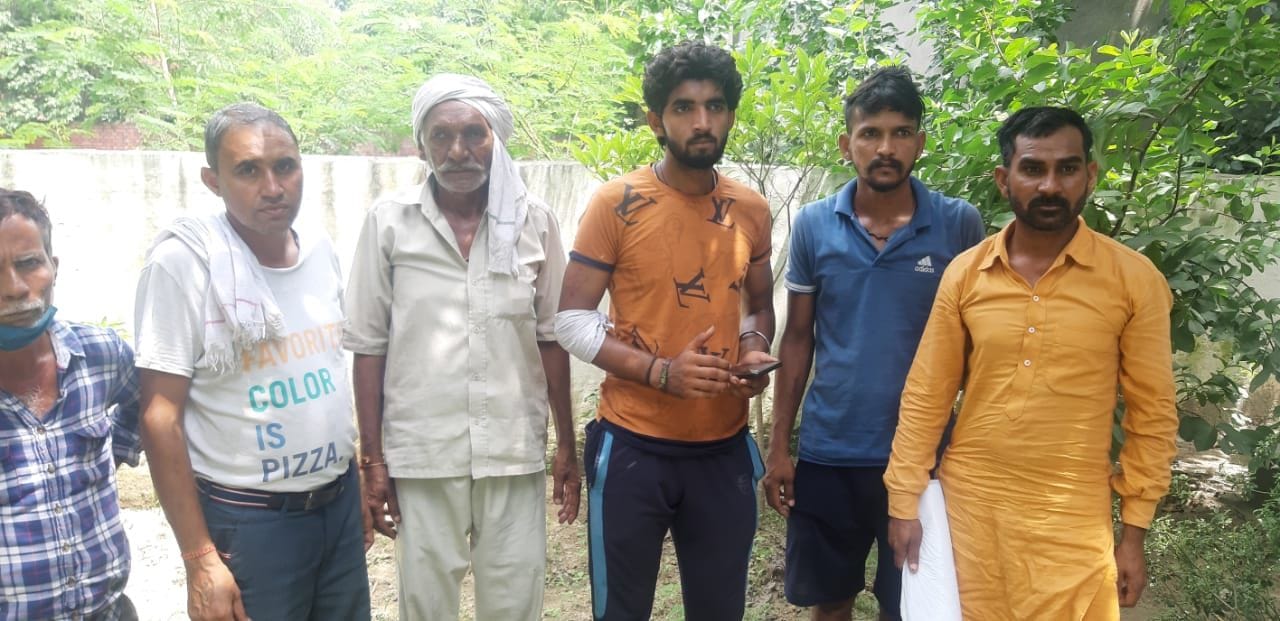 पानीपत। शव ग्रह के बाहर मौजूद मृतक ओमप्रकाश के परिजन।