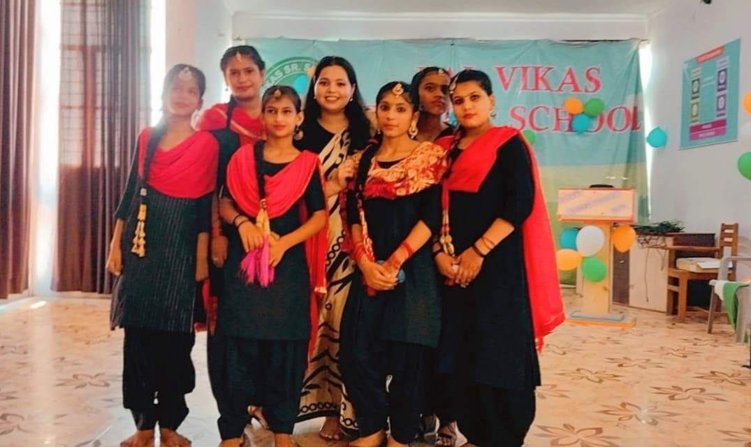 बाल विकास स्कूल में इन छात्राओं ने पेश किया पंजाबी गिद्दा।