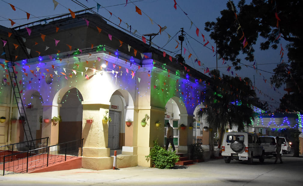 स्वतंत्रता दिवस पर सजा डीएम कार्यालय स्वतंत्रता दिवस पर सजा डीएम कार्यालय