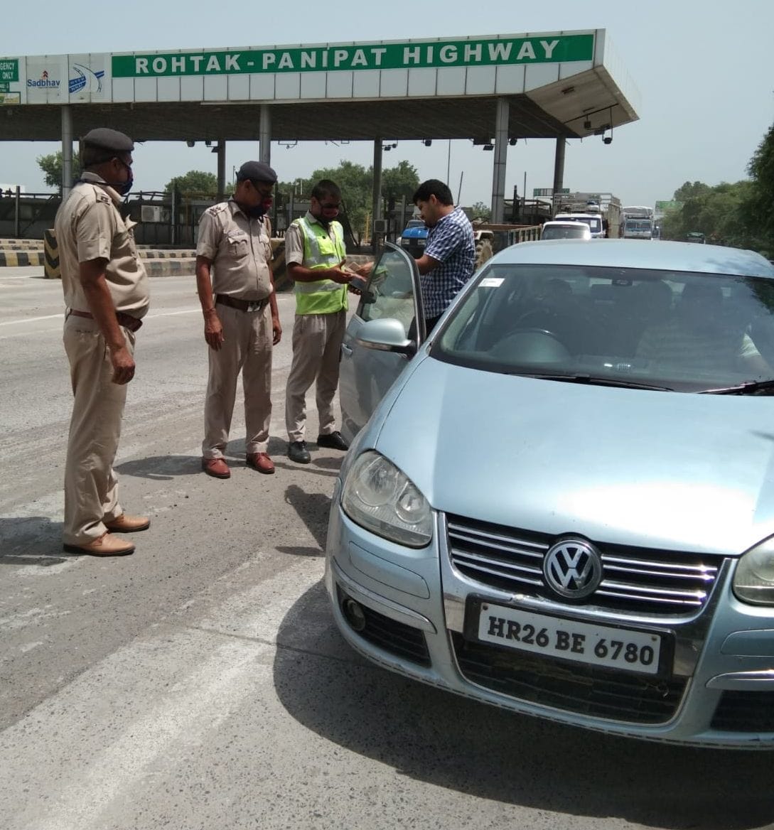 पानीपत। हाइवे पर कार की चेकिंग कर पुछताछ करते हुए पुलिसकर्मी। पानीपत। हाइवे पर कार की चेकिंग कर पुछताछ करते हुए पुलिसकर्मी।