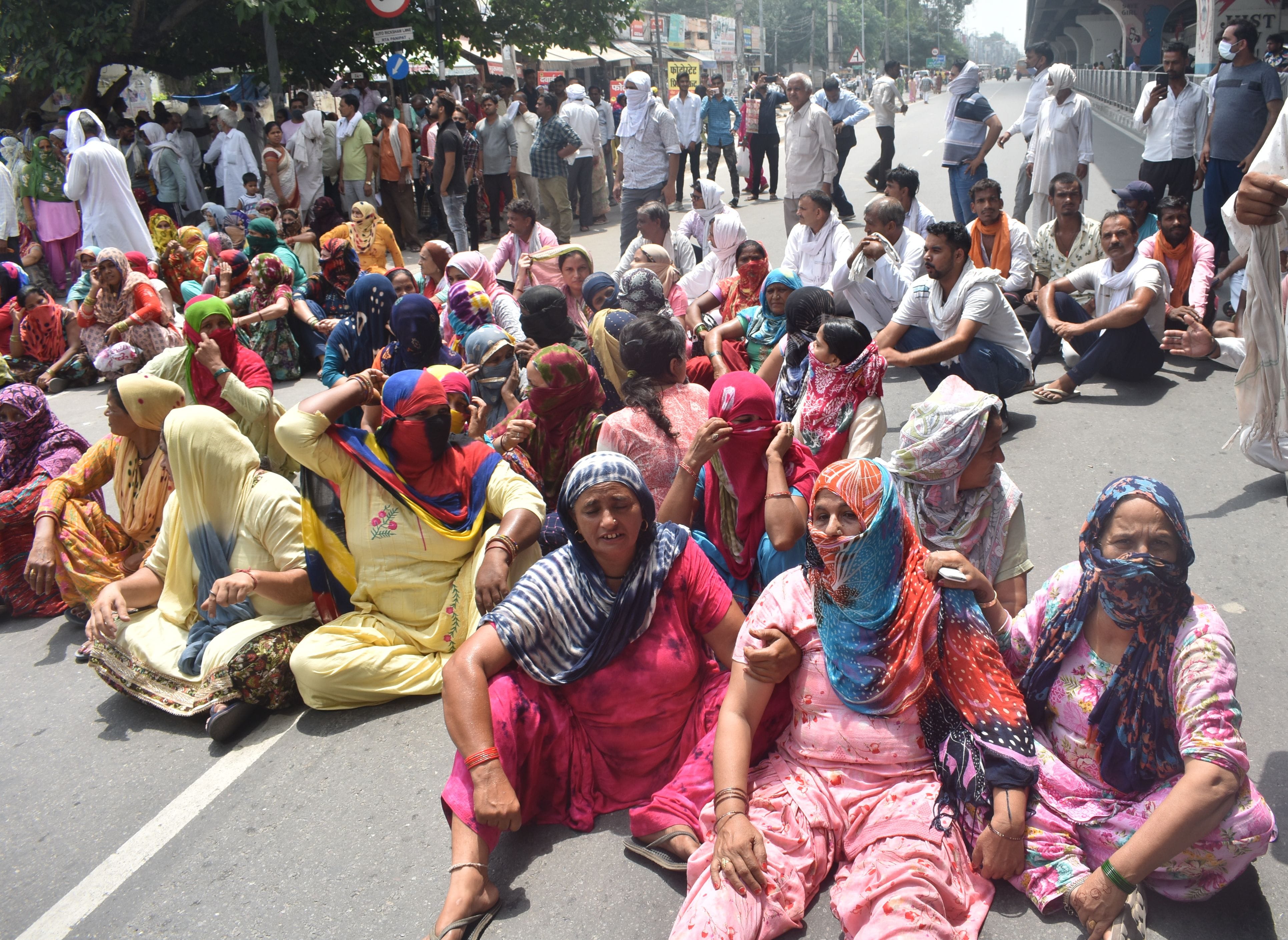 पानीपत। सिविल अस्पताल के सामने जीटी रोड पर जाम लगाए बैठी हुई मृतक महावीर के मां व अन्य परिजन। पानीपत। सिविल अस्पताल के सामने जीटी रोड पर जाम लगाए बैठी हुई मृतक महावीर के मां व अन्य परिजन।