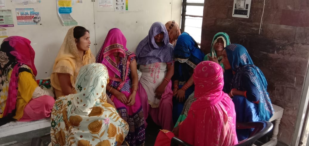 खतौली अस्पताल पहुंची महिलाएं। खतौली अस्पताल पहुंची महिलाएं।
