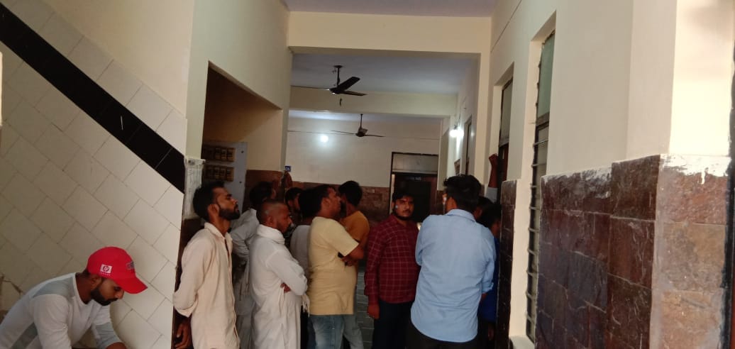 खतौली में अस्पताल में जमा भीड़। खतौली में अस्पताल में जमा भीड़।