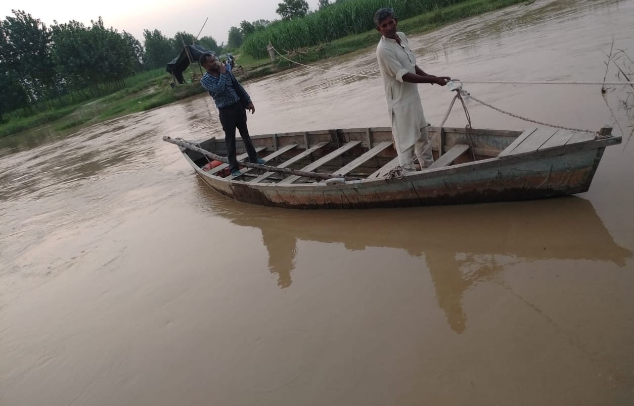 पुरकाजी खादर क्षेत्र में सोलानी नदी में बहता पानी नाव निकालता युवक। पुरकाजी खादर क्षेत्र में सोलानी नदी में बहता पानी नाव निकालता युवक।