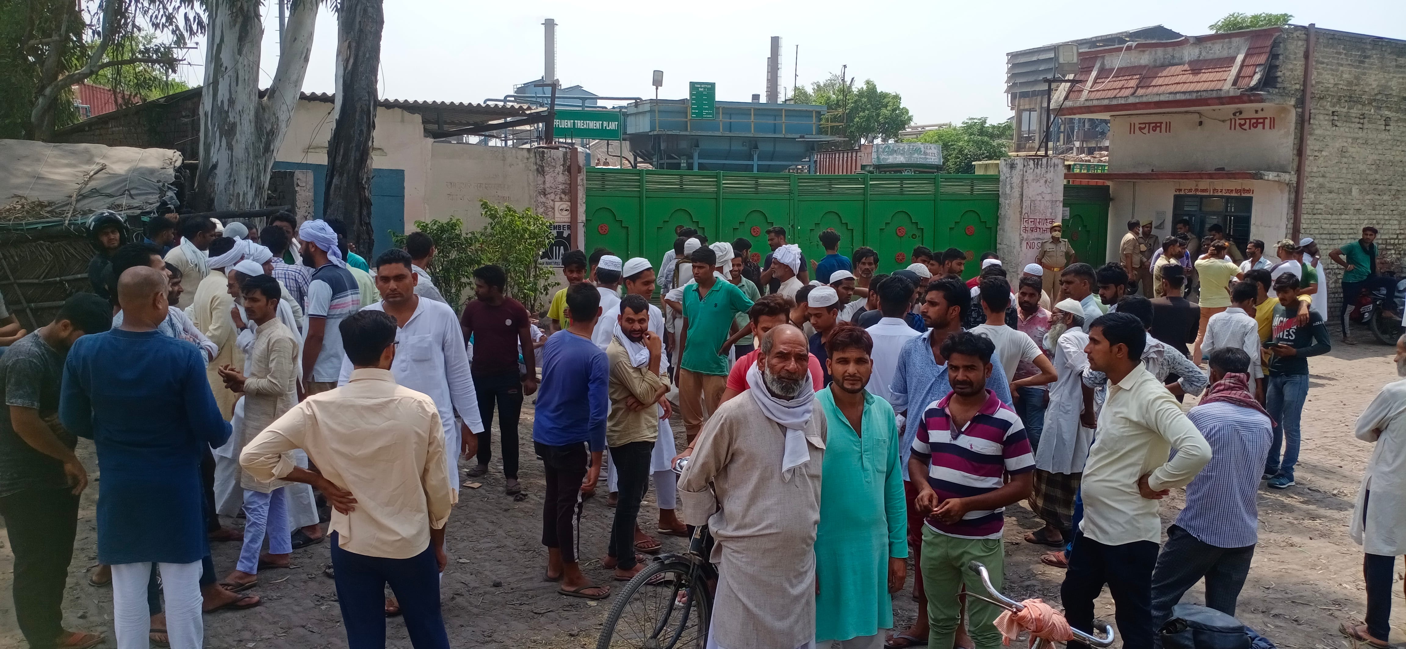 पेपर मिल के बाहर ग्रामीणों की भीड़