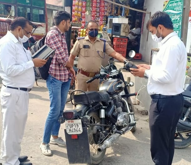 शामली में बाईक सवार का चालान काटते एआरटीओ मुंशीलाल शामली में बाईक सवार का चालान काटते एआरटीओ मुंशीलाल