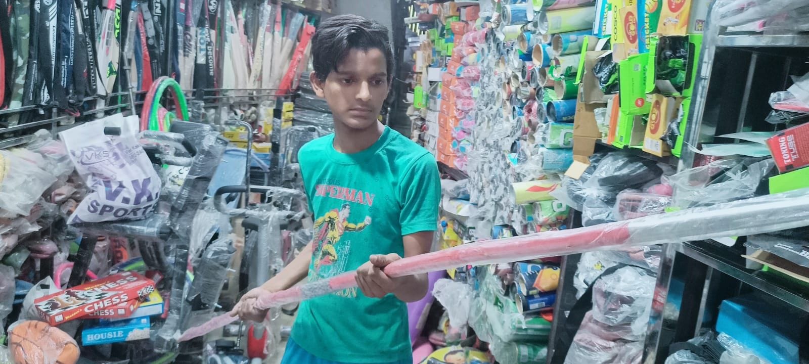 पानीपत। दुकान पर रखे भाला को दिखाते हुए पानीपत। दुकान पर रखे भाला को दिखाते हुए