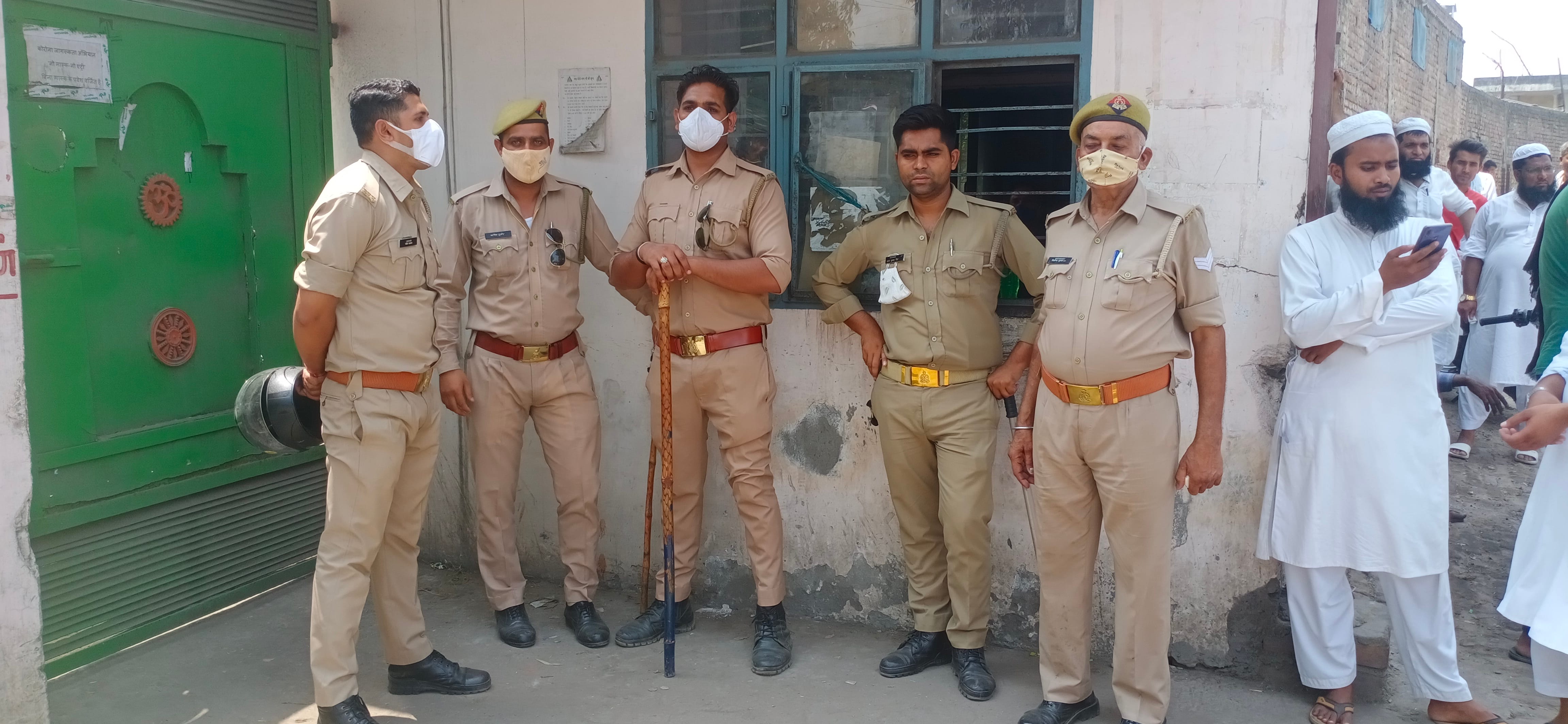 पेपर मिल के मुख्य द्वार पर तैनात पुलिस