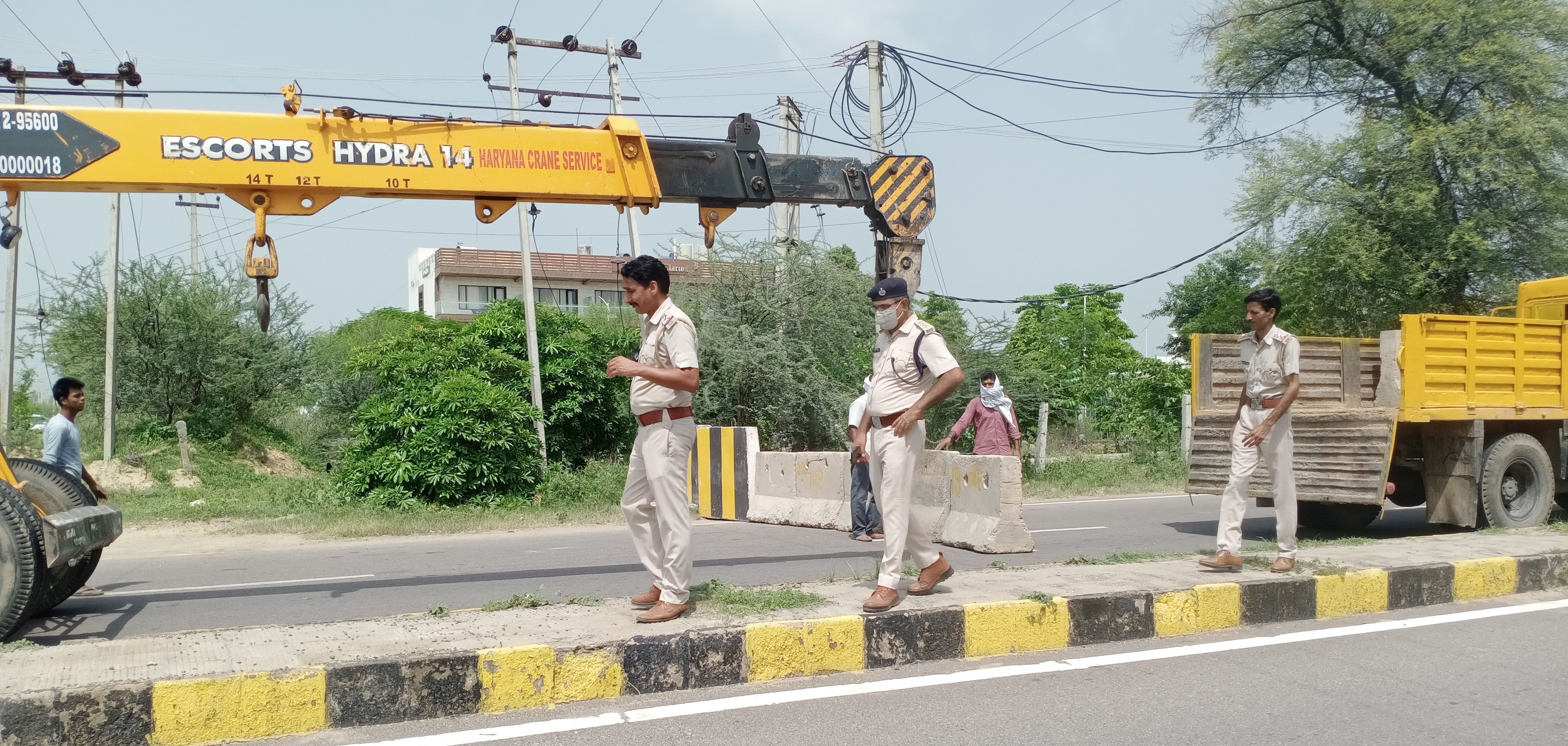 पुलिस लाइन के पास पत्थर के अवरोधक रखवाते डीएसपी सुभाष बिश्नोई। पुलिस लाइन के पास पत्थर के अवरोधक रखवाते डीएसपी सुभाष बिश्नोई।