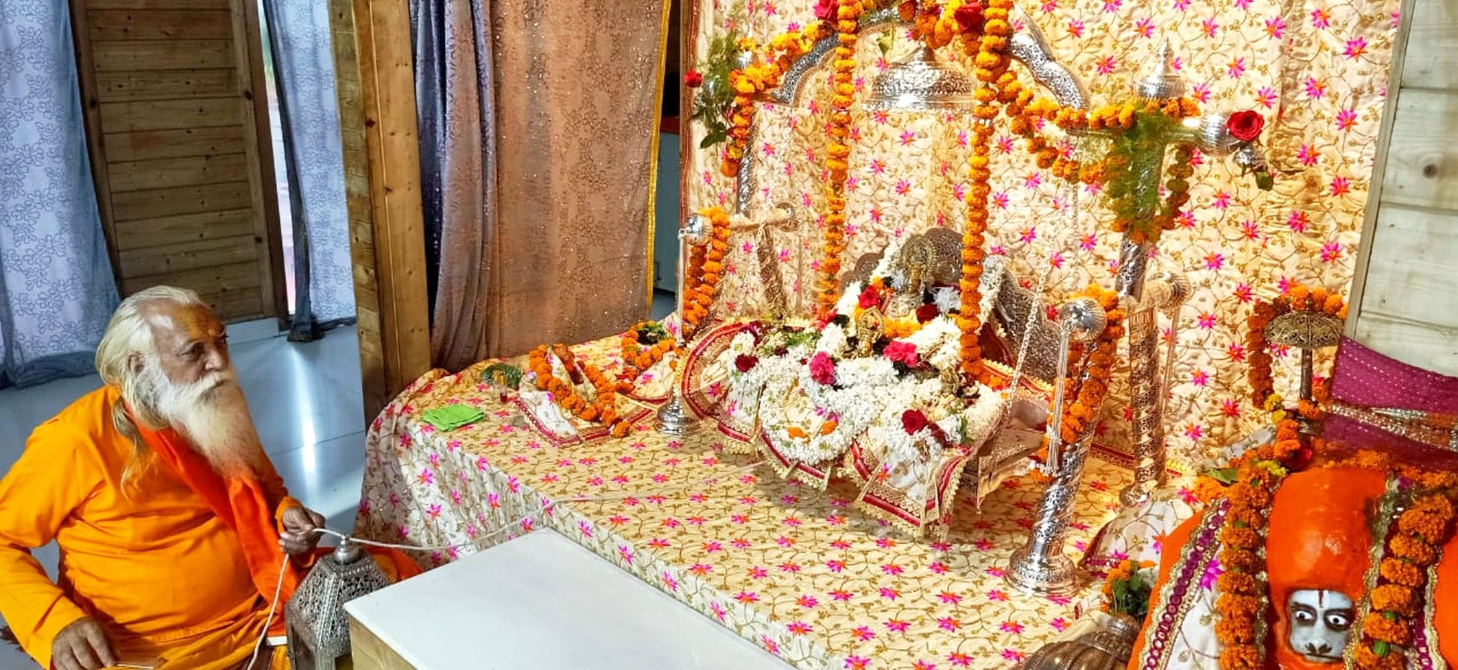 चांदी के झूले पर विराजमान रामलला सहित चारों भाई चांदी के झूले पर विराजमान रामलला सहित चारों भाई