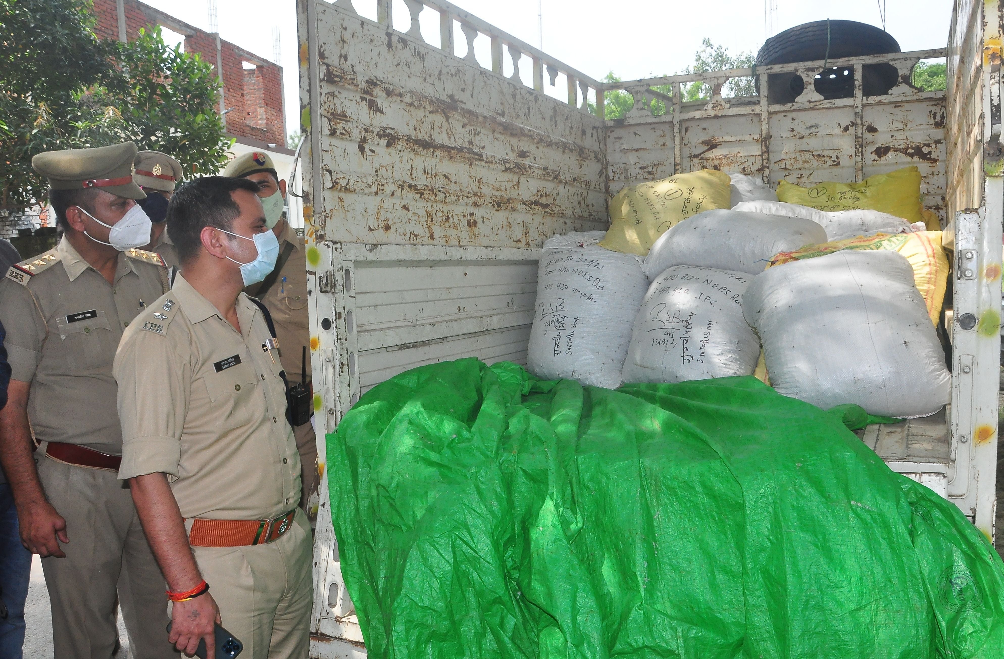लालगंज पुलिस द्वारा तस्करों से बरामद गांजा देखते देखते एसपी सतपाल अंतिल। संवाद लालगंज पुलिस द्वारा तस्करों से बरामद गांजा देखते देखते एसपी सतपाल अंतिल। संवाद