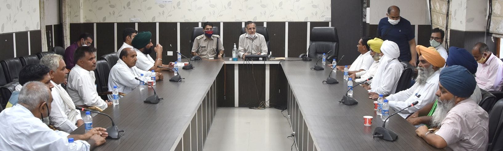 किसान नेताओं के साथ बैठक करते डीसी महावीर कौशिक व एसपी राजेश कुमार। किसान नेताओं के साथ बैठक करते डीसी महावीर कौशिक व एसपी राजेश कुमार।