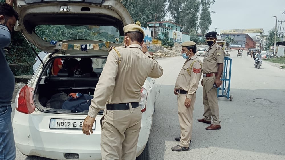 उत्तराखंड राज्य सीमा पर बाहरी राज्यों के वाहनों की जांच करती पांवटा पुलिस।