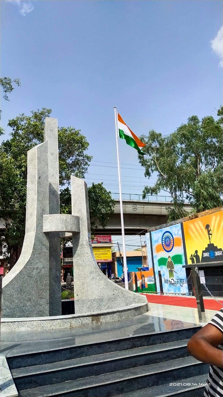 स्वतंत्रता दिवस के उपलक्ष में सजाया गया शहीद स्मारक।