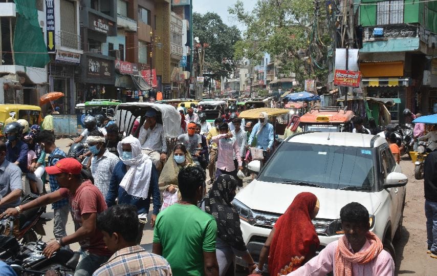 गोदौलिया गिरजाघर चौराहे से नई सड़क मार्ग पर लगा जाम। 