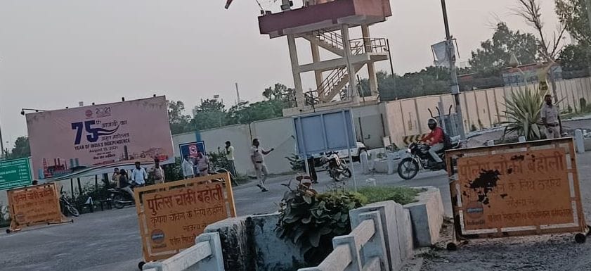 पानीपत। पानीपत रिफाइनरी के पास तैनात पुलिसकर्मी वाहन की जांच करते हुए । पानीपत। पानीपत रिफाइनरी के पास तैनात पुलिसकर्मी वाहन की जांच करते हुए ।