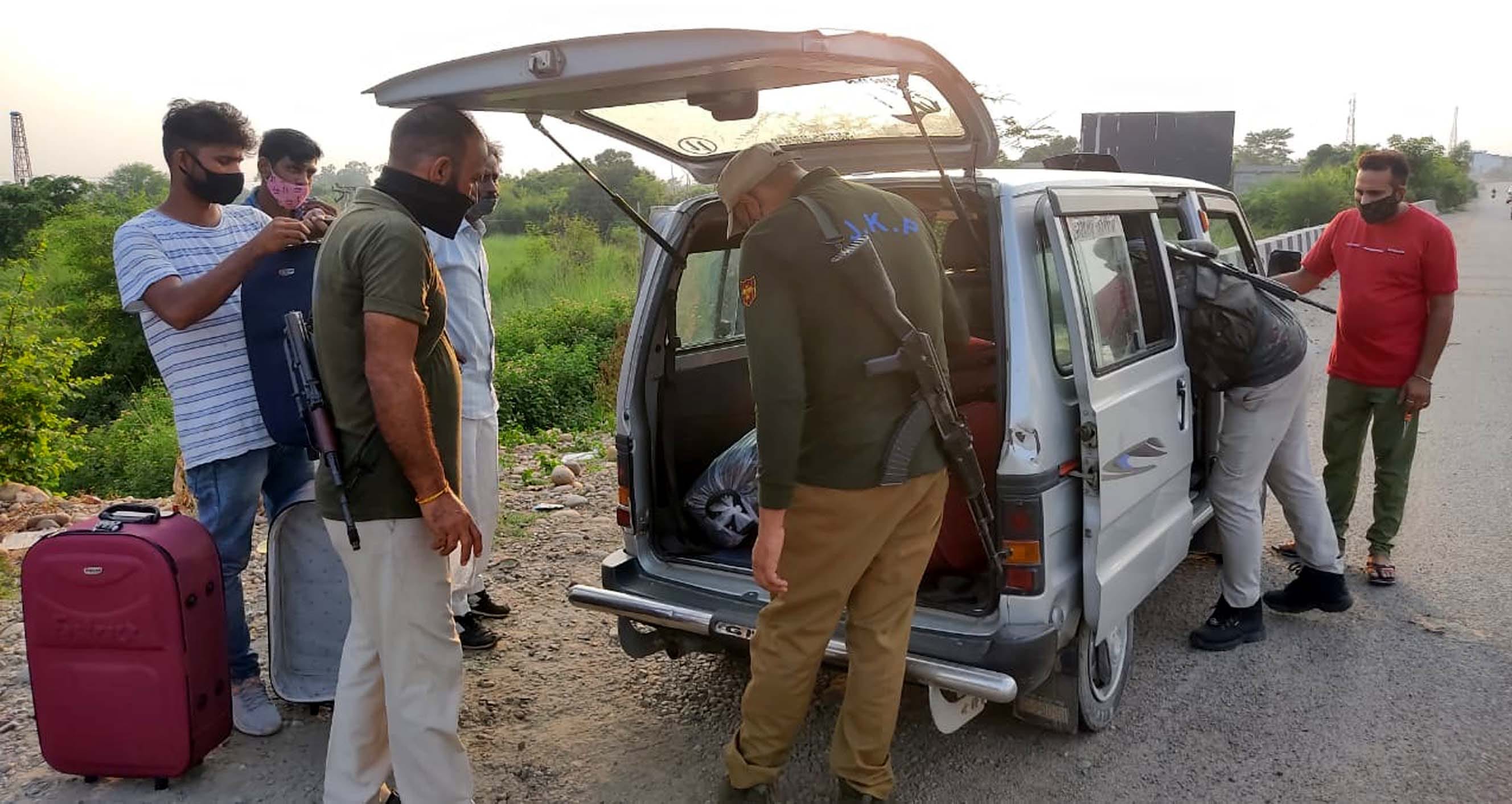 हीरानगर में हा ईवे पर वाहनों की जांच करते पुलिस के जवान। - संवाद। हीरानगर में हा ईवे पर वाहनों की जांच करते पुलिस के जवान। - संवाद।