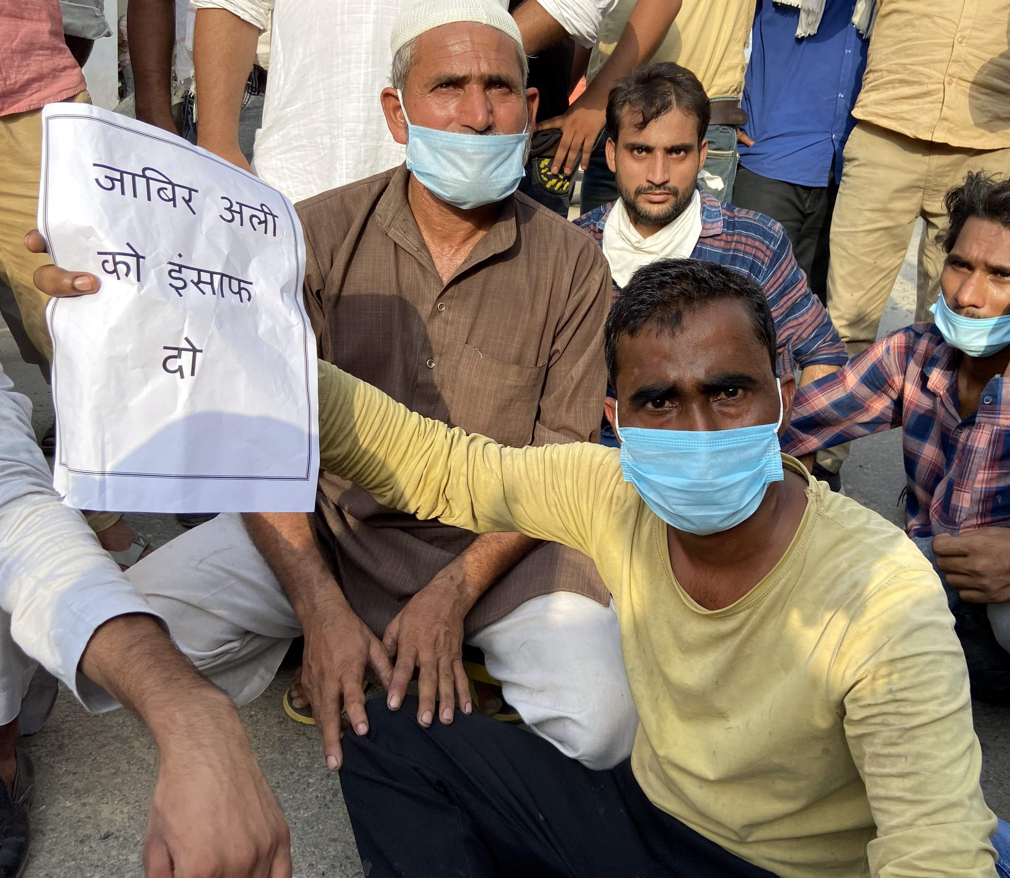 जिला अमरोहा के जोया में फर्नीचर कारोबारी जाबिर अली द्वारा की गई आत्महत्या के बाद संभल चौराहे पर ज