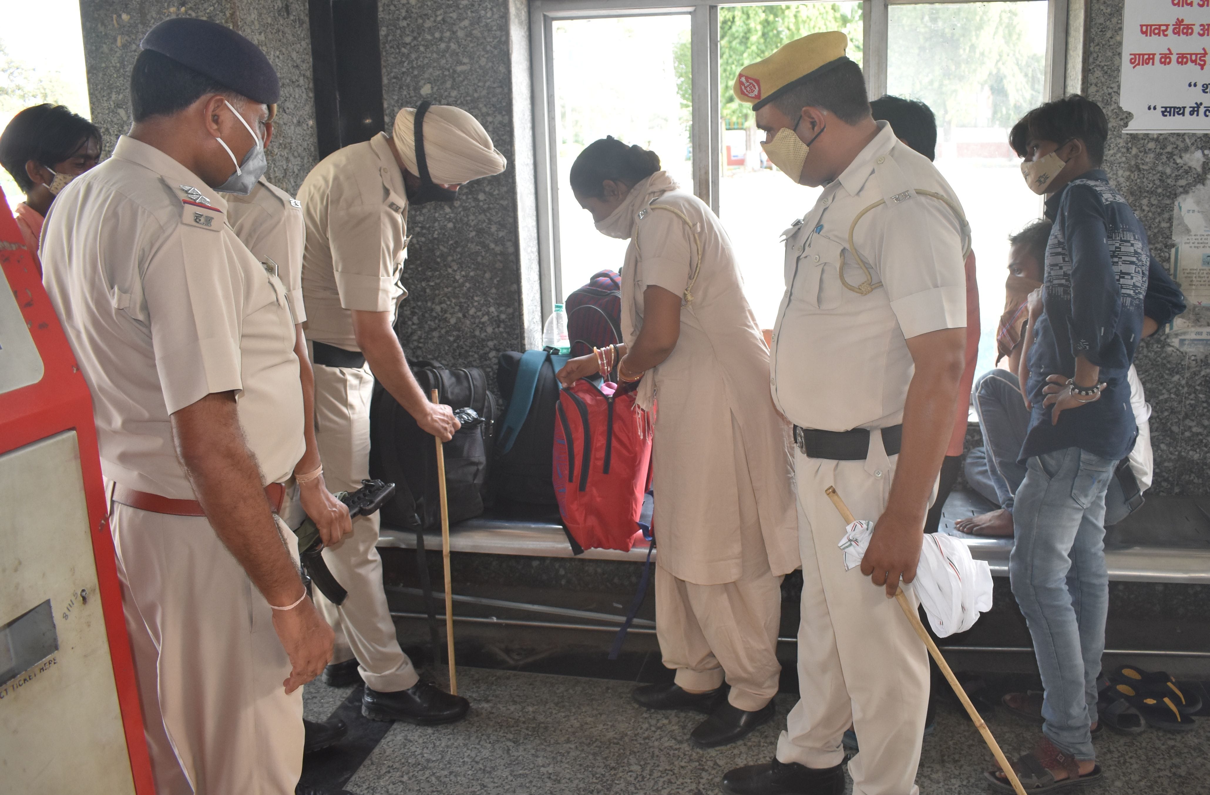 पानीपत। पानीपत रेलवे स्टेशन पर जीआरपी पुलिस लोगों के समान की चेकिंग करती हुई। पानीपत। पानीपत रेलवे स्टेशन पर जीआरपी पुलिस लोगों के समान की चेकिंग करती हुई।
