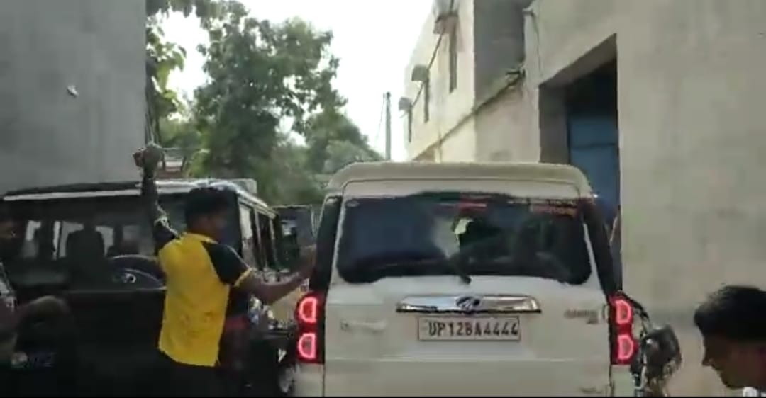 मुजफ्फरनगर : सिसौली में विधायक की गाड़ी पर पथराव करता युवक। मुजफ्फरनगर : सिसौली में विधायक की गाड़ी पर पथराव करता युवक।