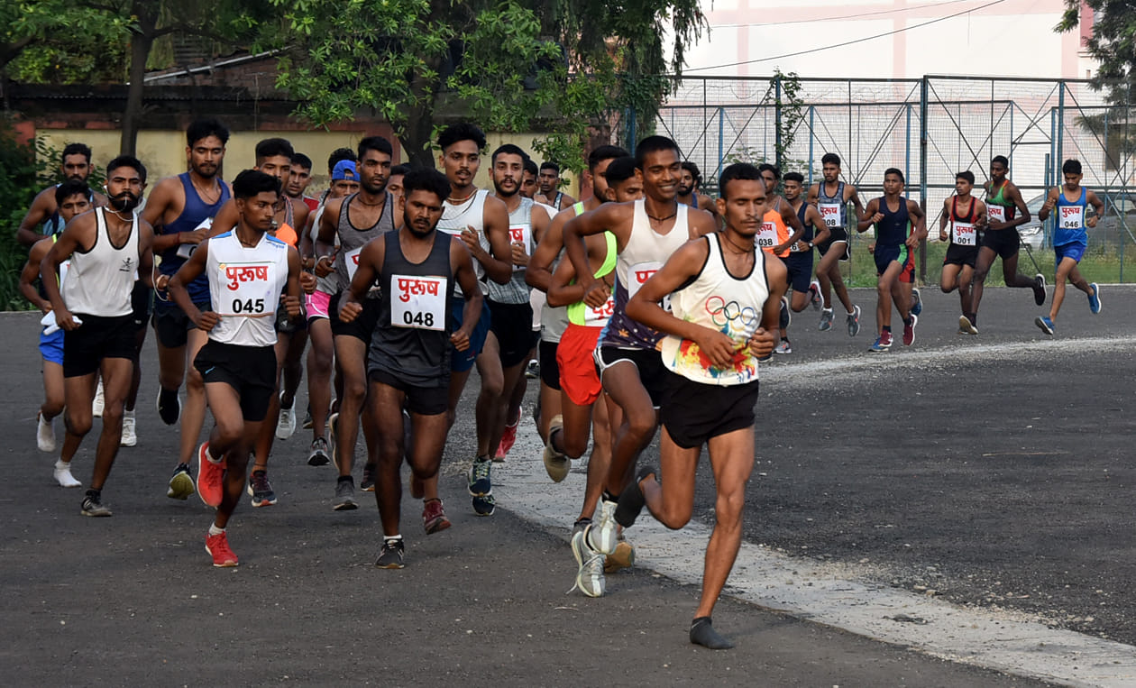स्टेडियम में मैराथन दौड़ में दौड़ते धावक स्टेडियम में मैराथन दौड़ में दौड़ते धावक