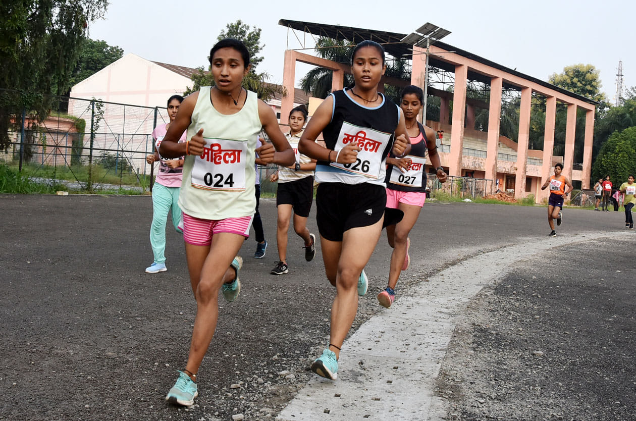 स्टेडियम में मैराथन दौड़ में दौड़ते धावक स्टेडियम में मैराथन दौड़ में दौड़ते धावक